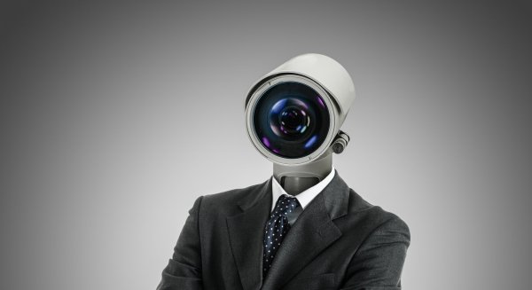 Человек с видеокамерой на голове
