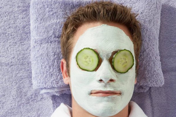 Парень с маской на лице