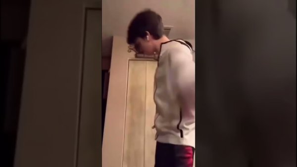 Стучит по столу Мем