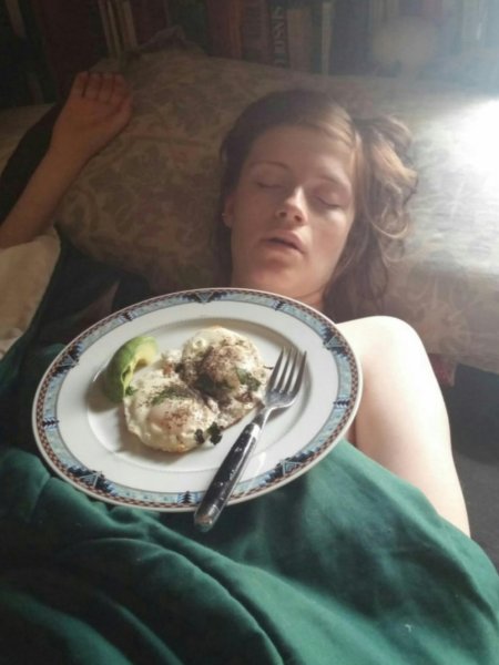 Девушка завтракает