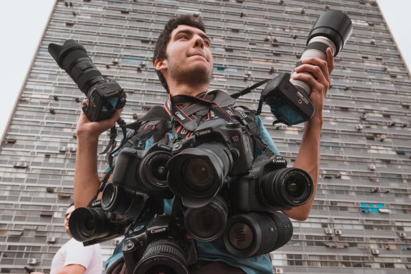 Человек с кучей фотоаппаратов