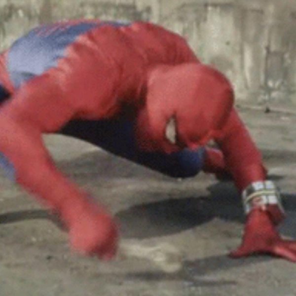 Человек паук бьёт по полу