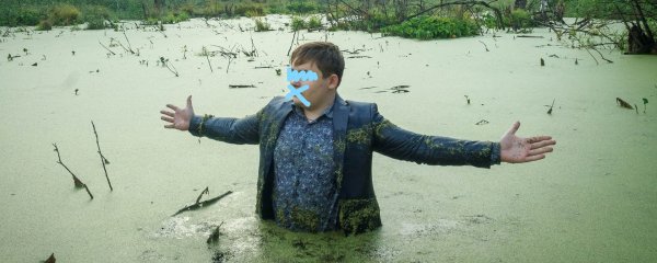 Парень в болоте