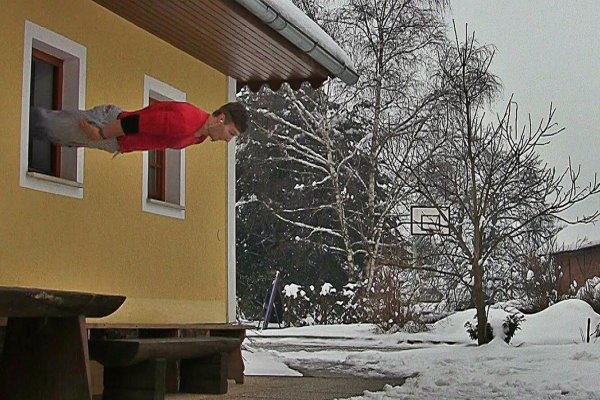 Мужик прыгает из окна