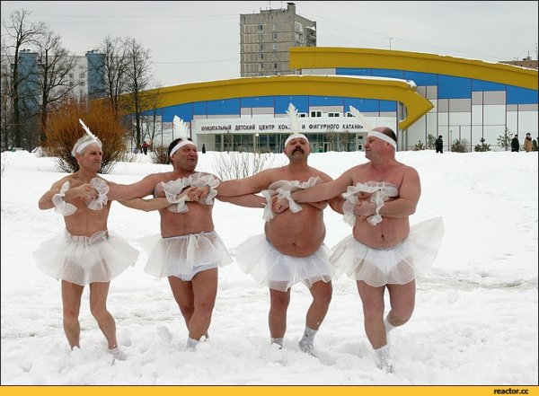 Человек в костюме снежинки