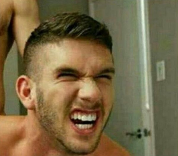 Парень щурится