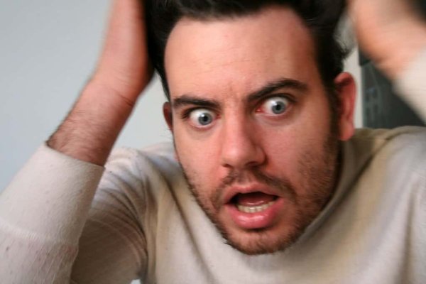 Удивленный парень
