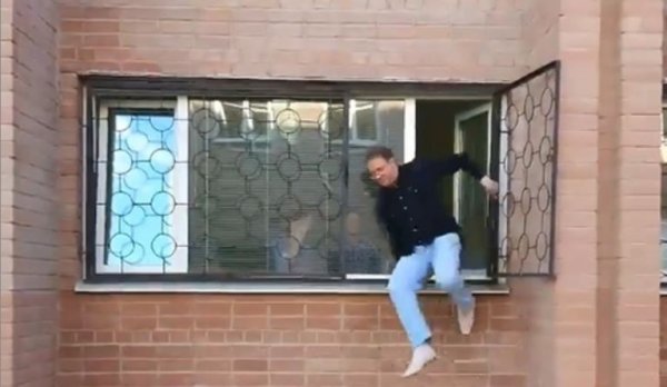 Человек высунулся в окно