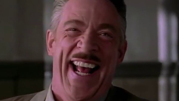 Дж к Симмонс смеется