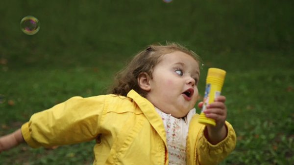 Девочка в желтом убегает