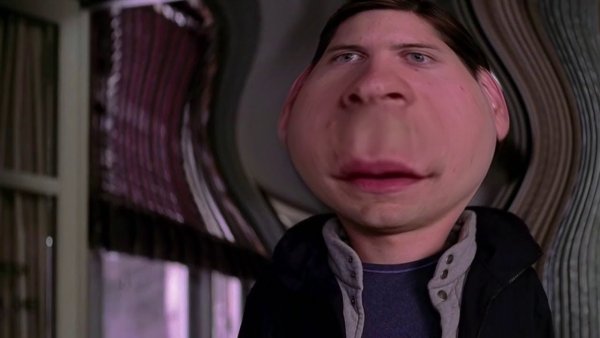 Человек паук смеется