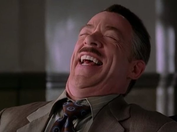 Мужик смеется