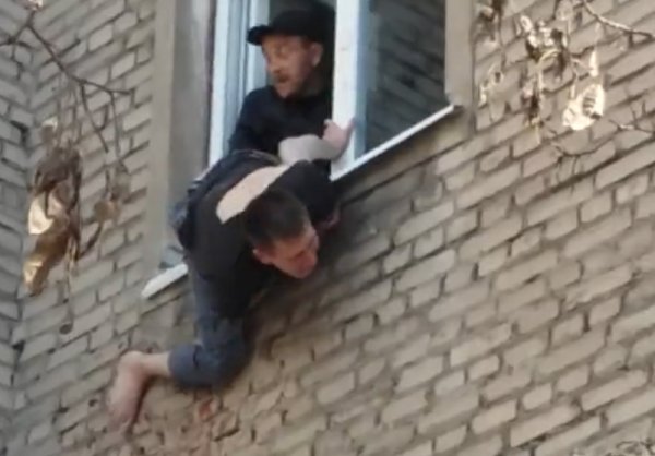 Человек выпрыгивает из окна