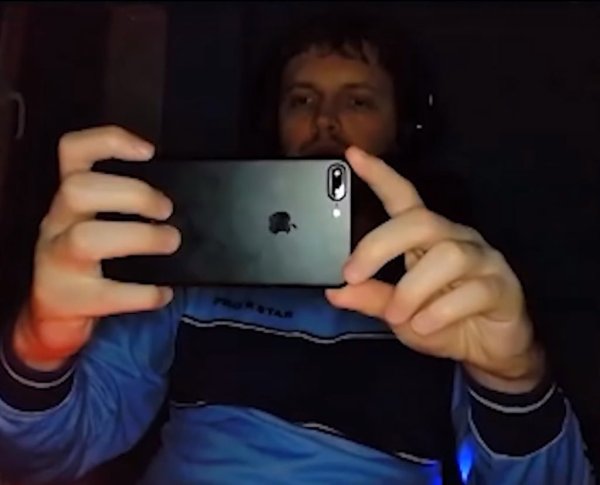 ПАПИЧ фотографирует монитор