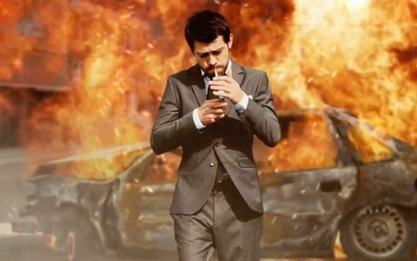 Парень на фоне взрыва