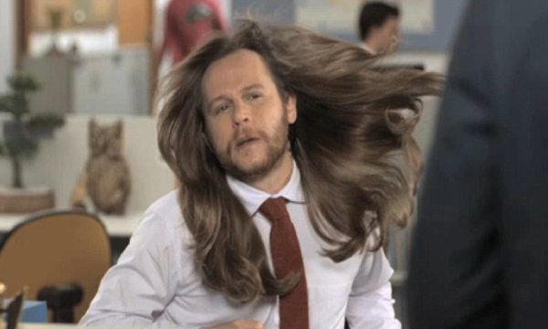 Смешной парень с длинными волосами