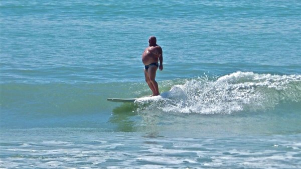 Жирный мужик на серфе