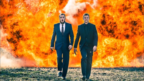 Крутые парни на фоне взрыва