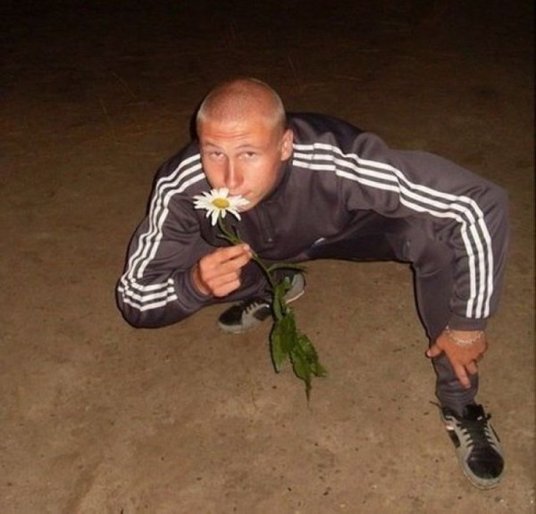 Гопник с цветком