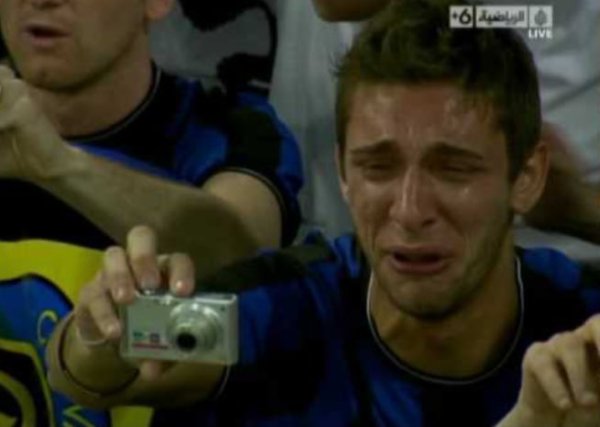 Фоткает и плачет Мем