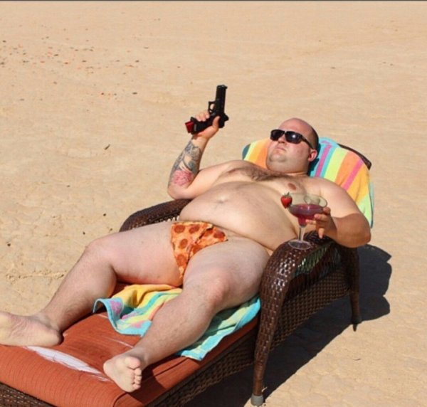 Жирные мужчины на пляже