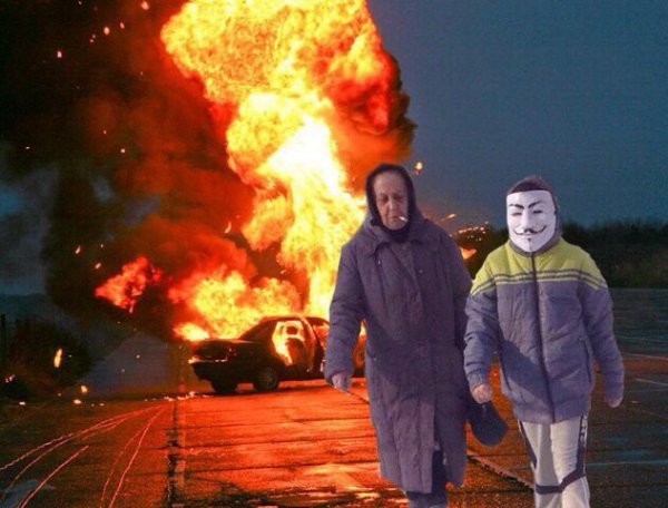 Мужик на фоне взрыва