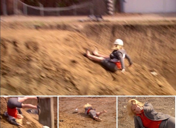 Мем женщина падает с горы