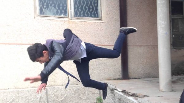 Человек спотыкается и падает