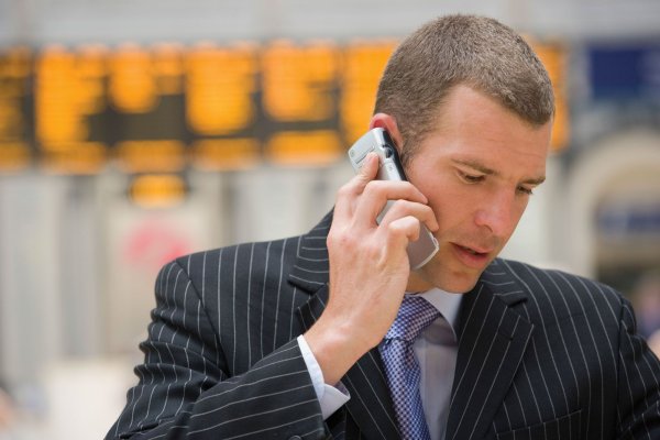 Человек звонит