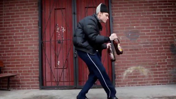 Пацанчик танцует