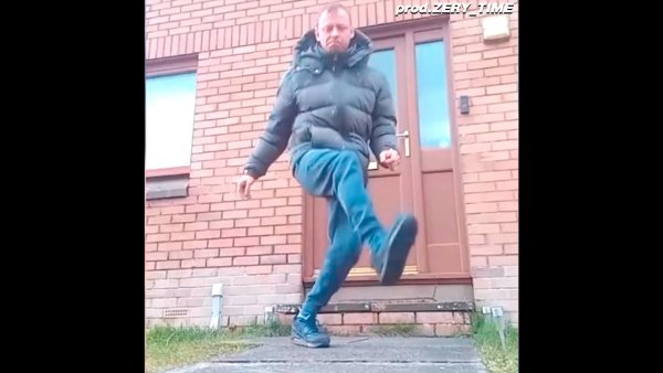 Мужик танцует