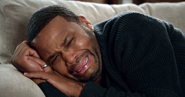 Плачущий темнокожий мужчина