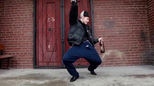 Гопник пляшет