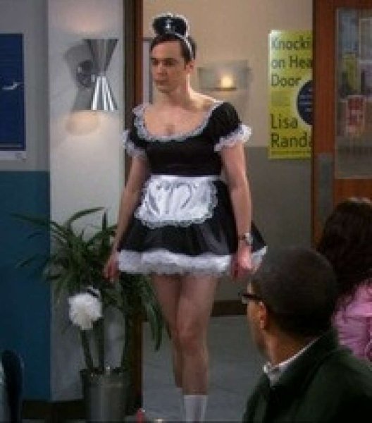 Мужик в костюме горничной