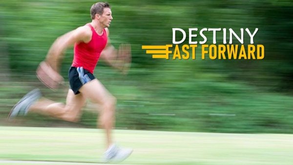 Быстро бежит