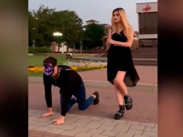 Девушка на поводке у парня