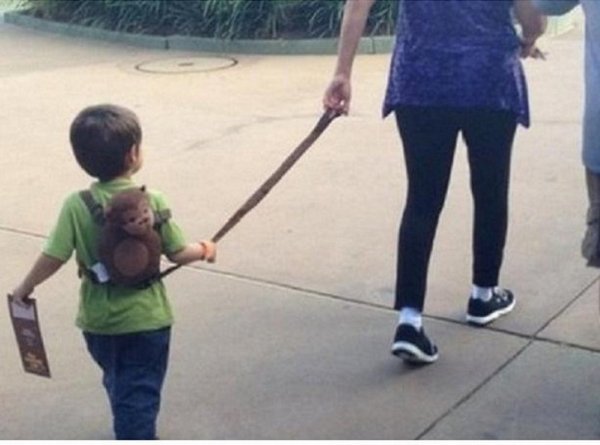 Мужчина с детьми на поводке