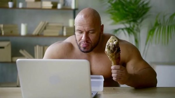 Накаченный мужик с ноутом