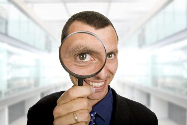 Человек с лупой