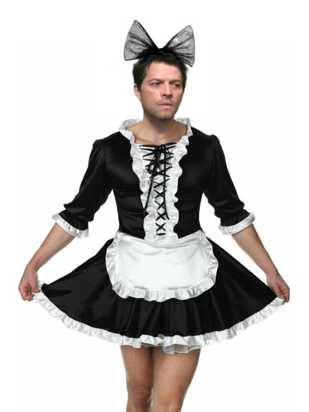 Музщина в платья горничной