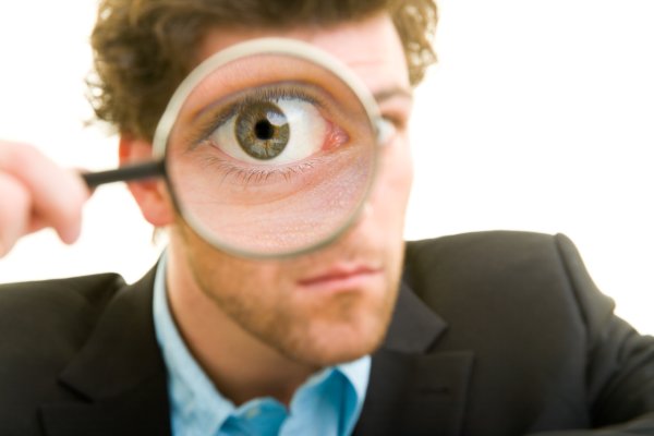 Мужик с лупой