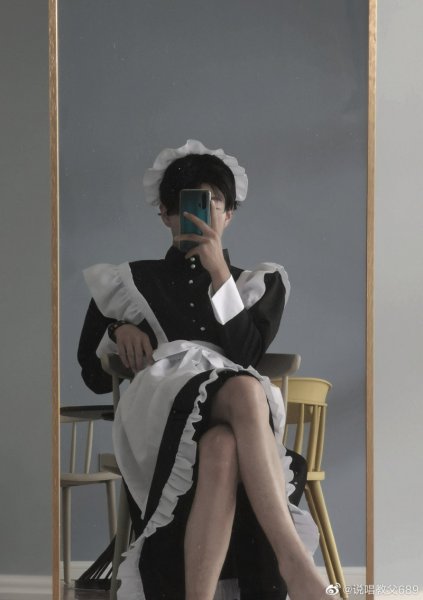 Парень в костюме горничной