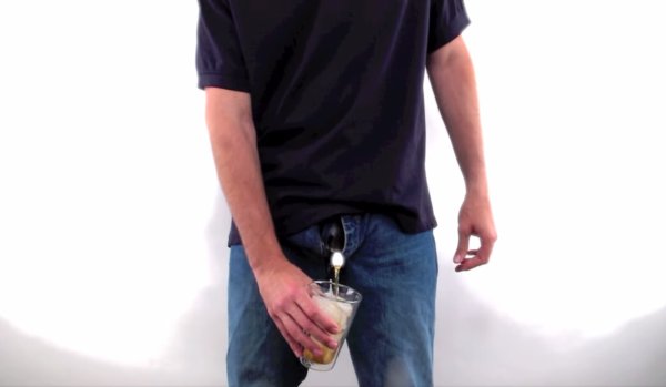 Парень поссал в стакан