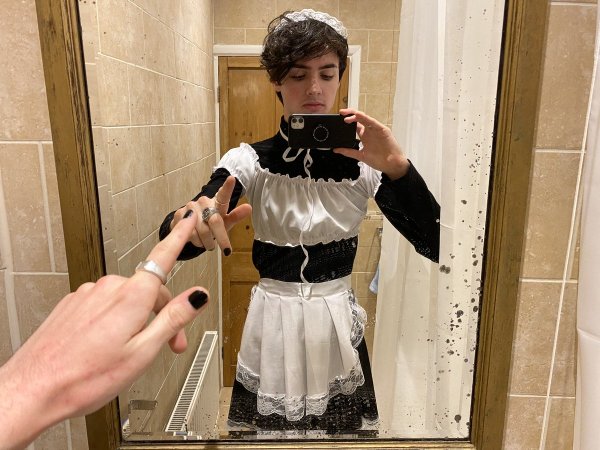 Фанди в костюме горничной