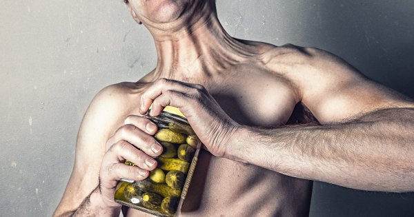 Мужчина с банкой огурцов