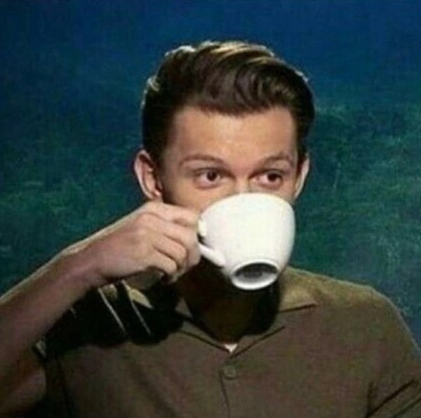 Том Холланд с кружкой