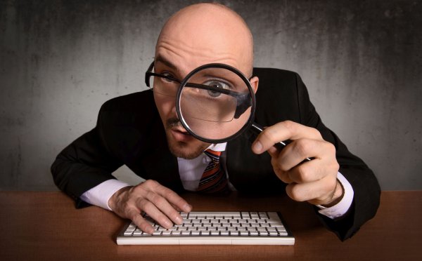 Мужчина с лупой