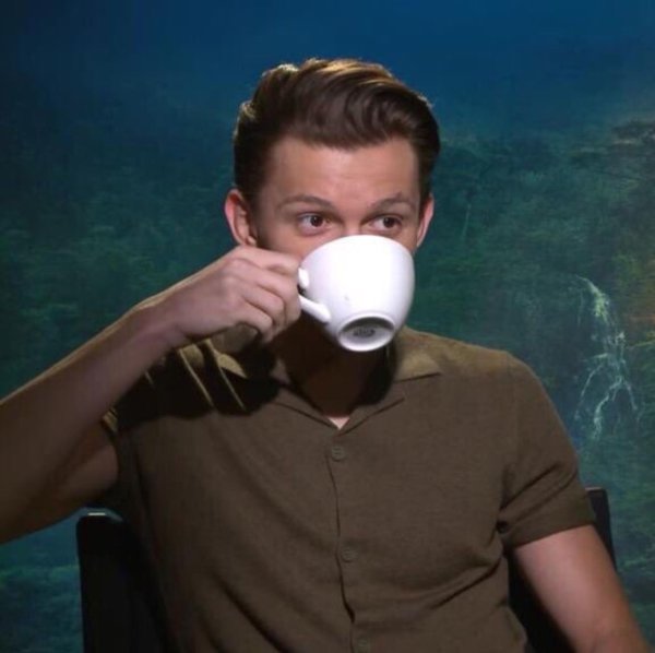 Том Холланд с кружкой