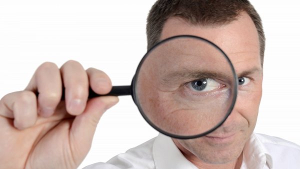 Человек с лупой