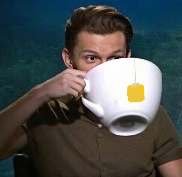 Том Холланд пьет из большой кружки